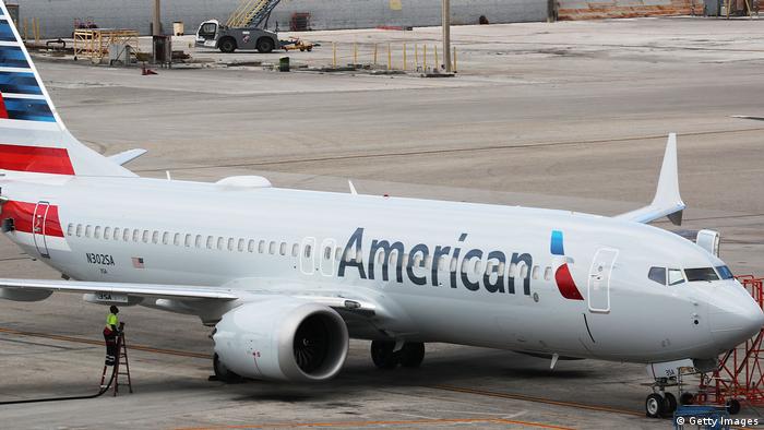 Avión de American Airlines en un aeropuerto.